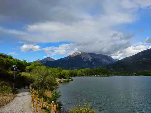 Lac : Plan d'eau d'embrun à Embrun, parcours de pêche en eau douce en Hautes Alpes
