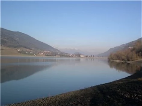 Lac : Lac de retenue edf du flumet à Saint-pierre-d'allevard, parcours de pêche en eau douce en Isère