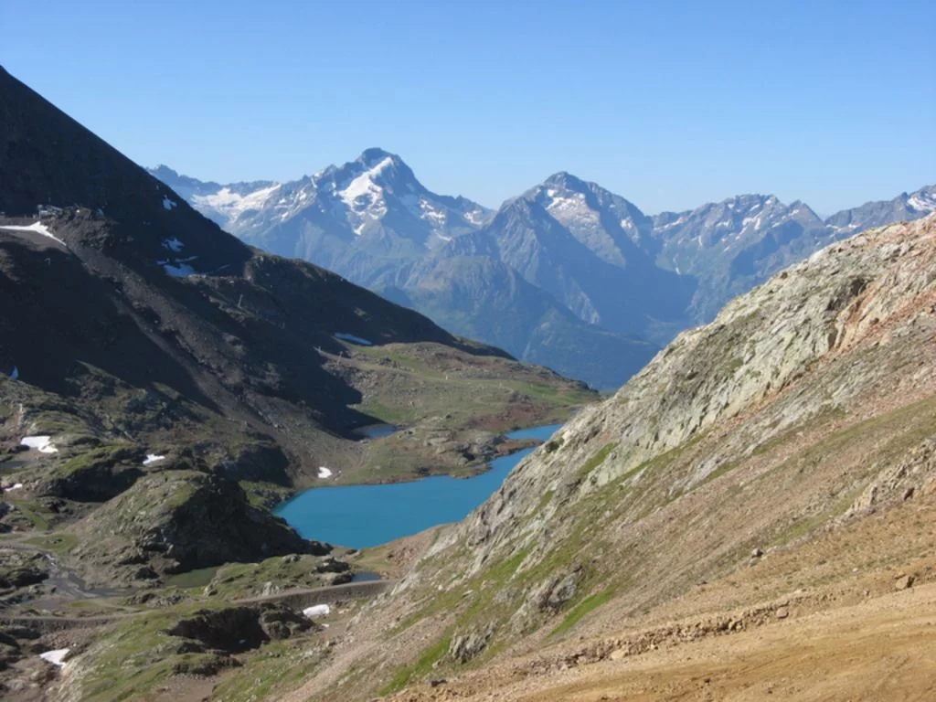 Lac : Lac du milieu à Oz en oisans, parcours de pêche en eau douce en Isère