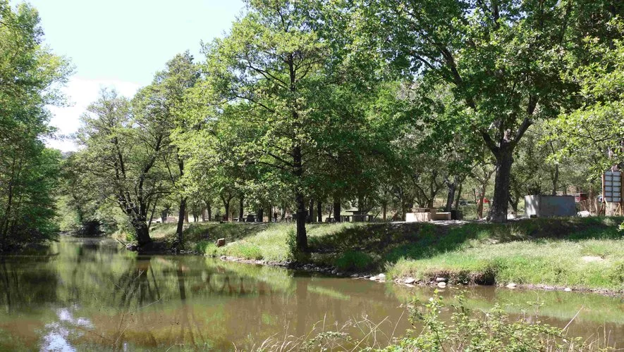 Lac : Plan d'eau d'ille sur têt à Ille-sur-têt, parcours de pêche en eau douce en Pyrénées Orientales