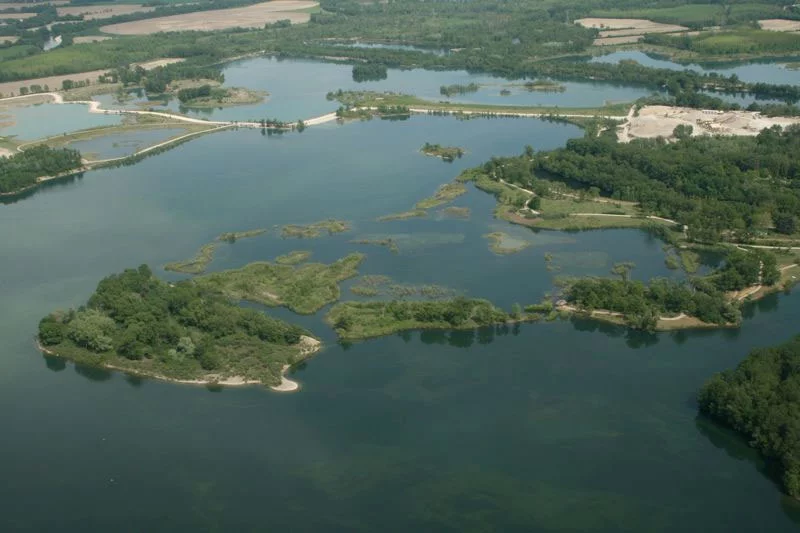Lac : Plan d'eau du grand large à Décines-charpieu, parcours de pêche en eau douce en Rhône